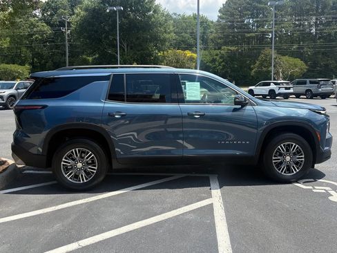 Used 2025 Chevrolet Traverse LT FWD image 4