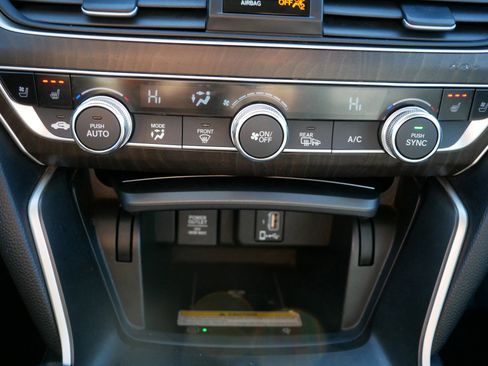 Used 2018 Honda Accord Touring image 28