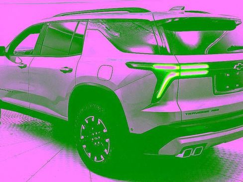 Used 2025 Chevrolet Traverse Z71 w/ Enhanced Driving Package AWD/4WD image 4