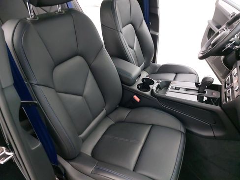 Certified 2025 Porsche Macan image 12