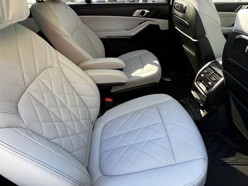 Used 2024 BMW X7 xDrive40i w/ Parking Assistance Package image 41