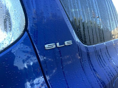 Used 2023 GMC Acadia SLE image 32