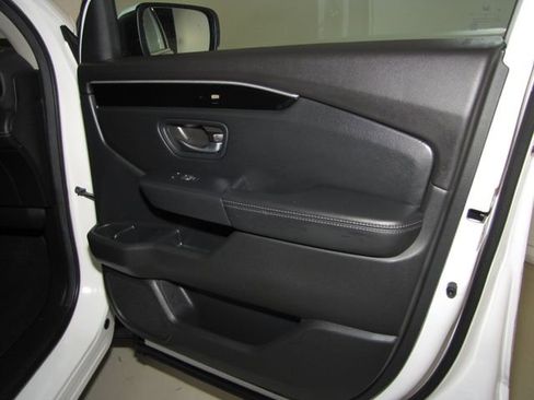 Certified 2025 Honda Pilot Touring image 21
