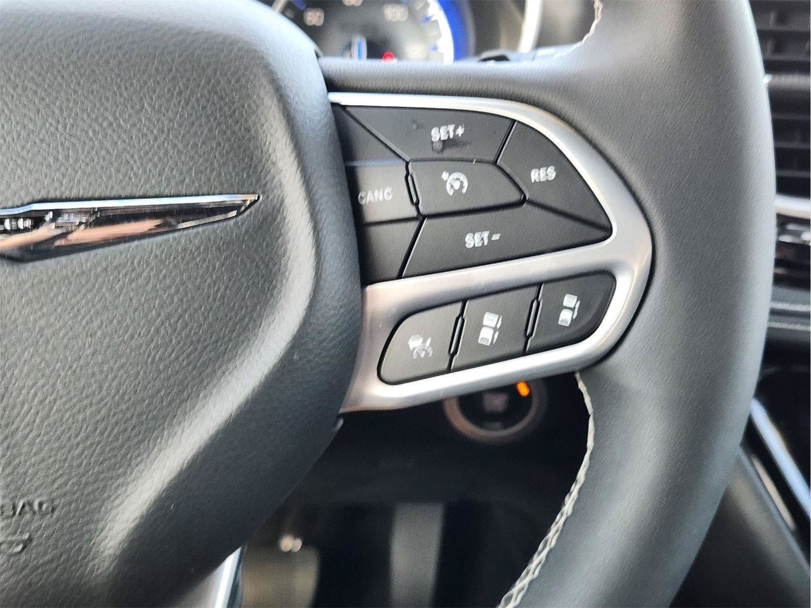 Used 2025 Chrysler Pacifica Select FWD image 30