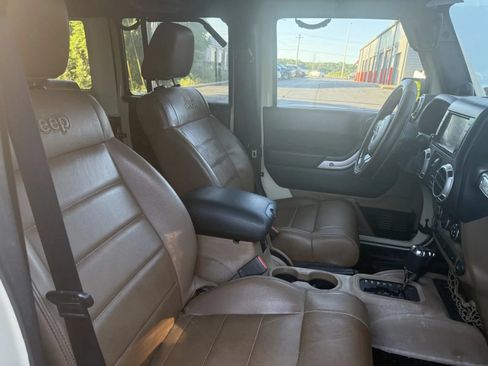 Used 2011 Jeep Wrangler Unlimited Rubicon w/ Connectivity Group AWD/4WD image 11