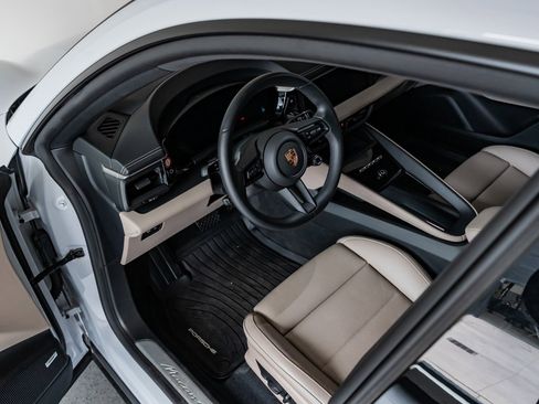 Certified 2025 Porsche Macan 4 Electric image 4