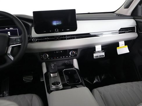 Used 2025 Mitsubishi Outlander AWD image 40