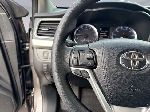 Used 2017 Toyota Highlander LE image 32