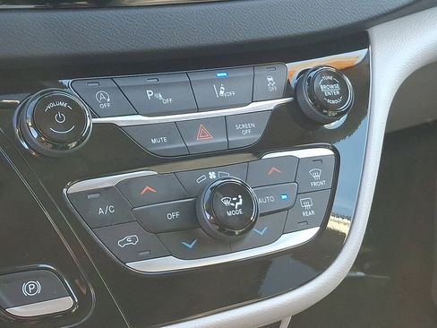 Certified 2024 Chrysler Pacifica Touring-L image 16