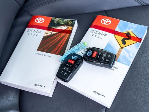 Used 2022 Toyota Sienna XSE FWD image 19