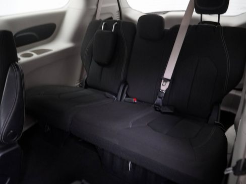 Used 2023 Chrysler Voyager LX image 18