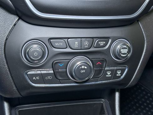 Certified 2021 Jeep Cherokee Latitude Plus image 40