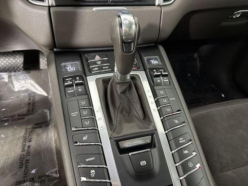 Used 2017 Porsche Macan AWD/4WD image 32