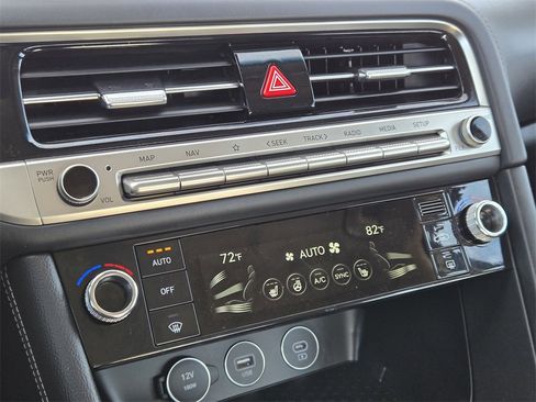 Used 2025 Genesis G70 2.5T image 11