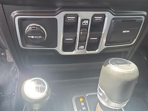 Used 2018 Jeep Wrangler Unlimited Sahara w/ Cold Weather Group AWD/4WD image 27