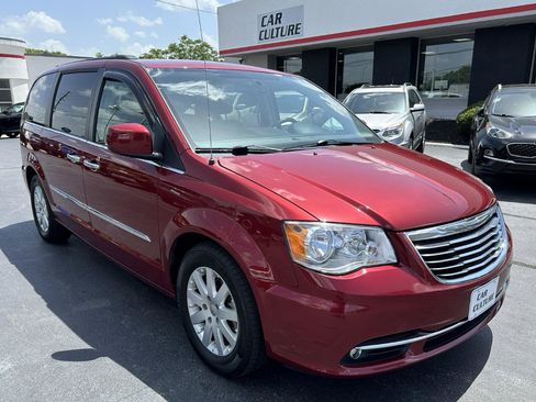 Used 2016 Chrysler Town & Country Touring w/ Driver Convenience Group FWD image 2