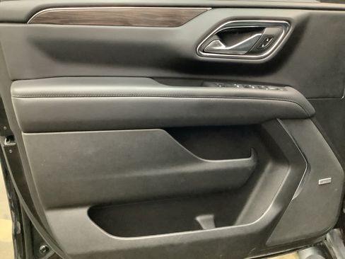 Used 2022 Chevrolet Suburban Z71 w/ Luxury Package AWD/4WD image 11