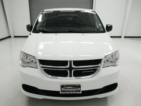 Used 2018 Dodge Grand Caravan SE w/ UConnect Hands-Free Group image 2
