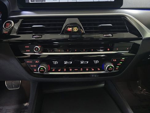 Used 2022 BMW M550i xDrive w/ Dynamic Handling Package image 24