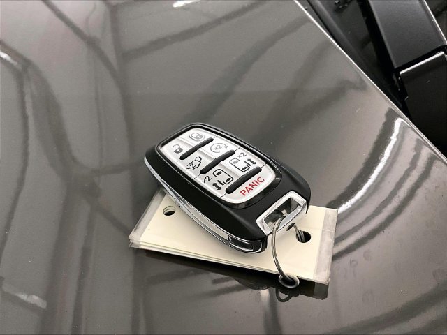 Used 2022 Chrysler Pacifica Touring-L w/ S Appearance Package FWD image 9