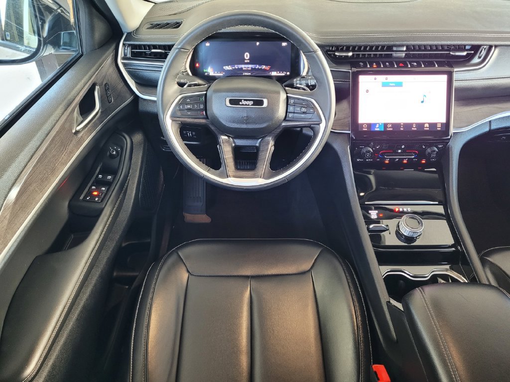 Used 2023 Jeep Grand Cherokee Limited AWD/4WD image 11