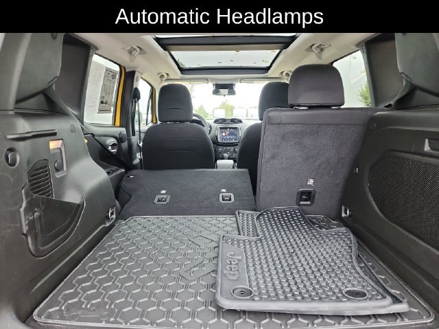 Used 2023 Jeep Renegade Latitude w/ Sun & Fun Group AWD/4WD image 31