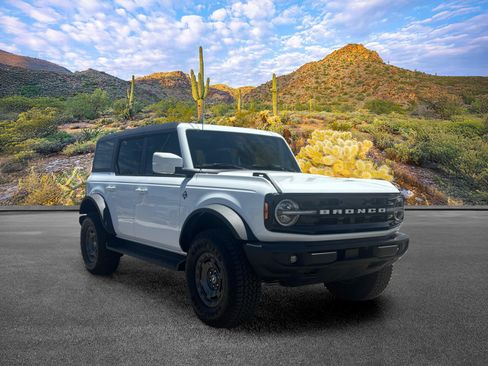 Used 2025 Ford Bronco Outer Banks w/ Sasquatch Package AWD/4WD image 2