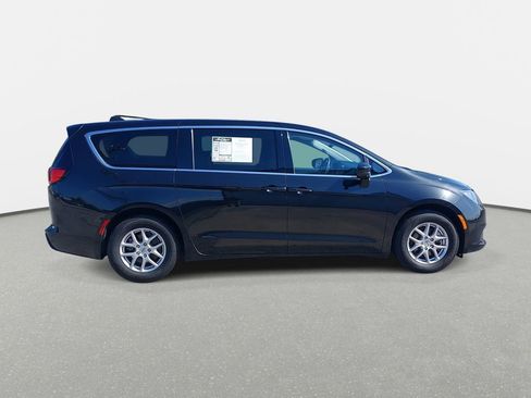 Used 2023 Chrysler Voyager LX FWD image 4