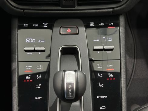 Certified 2024 Porsche Macan image 36