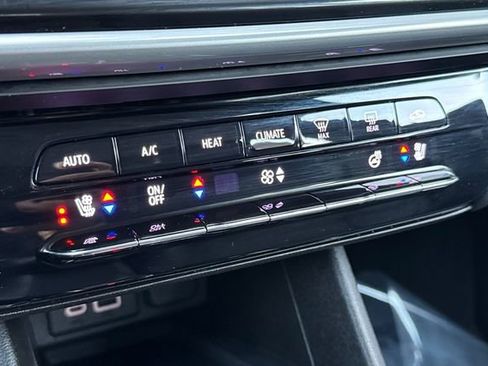 Used 2023 Chevrolet Bolt EUV Premier image 28