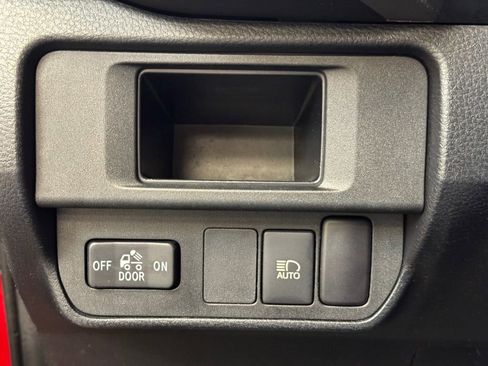 Used 2018 Toyota Tacoma SR5 w/ Four Season Floor Mat Package AWD/4WD image 27