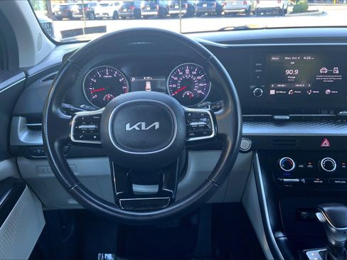 Used 2024 Kia Carnival LX image 7