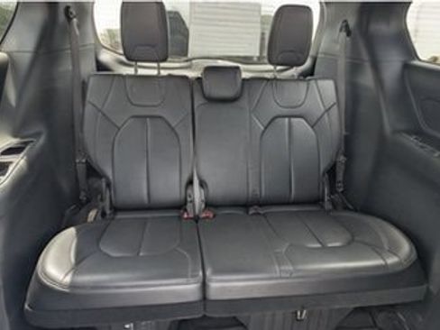 Used 2024 Chrysler Pacifica Touring-L FWD image 10