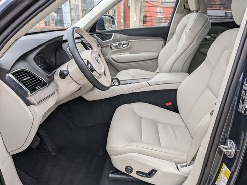 Certified 2025 Volvo XC90 T8 Plus w/ Protection Package Premier image 11