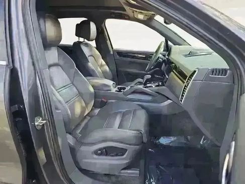 Used 2022 Porsche Cayenne Platinum Edition image 15