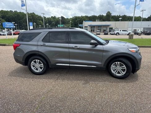Used 2022 Ford Explorer XLT AWD/4WD image 4