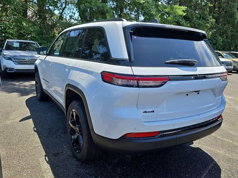 New 2025 Jeep Grand Cherokee Altitude image 4
