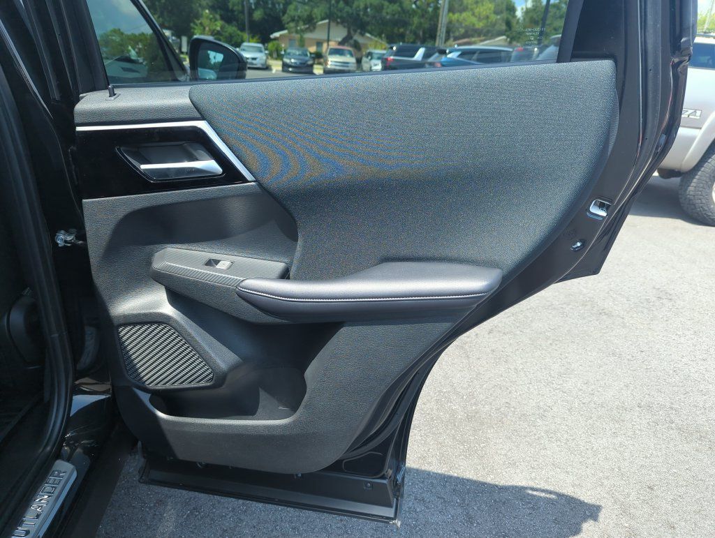 Used 2024 Mitsubishi Outlander ES AWD/4WD image 30