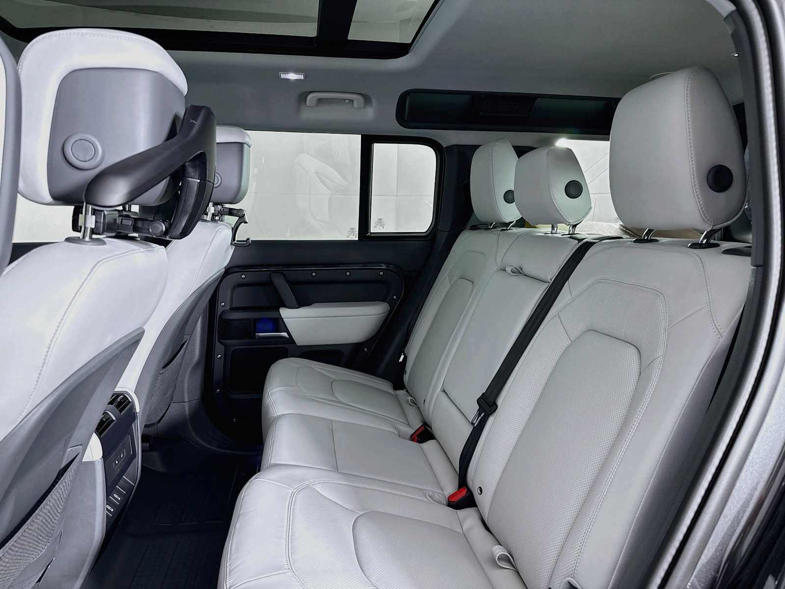 New 2026 Land Rover Defender 110 X-Dynamic SE AWD/4WD image 22