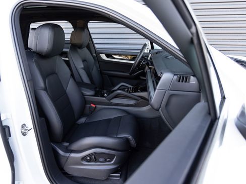 Certified 2025 Porsche Cayenne S image 34