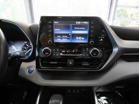 Used 2021 Toyota Highlander XLE AWD/4WD image 17
