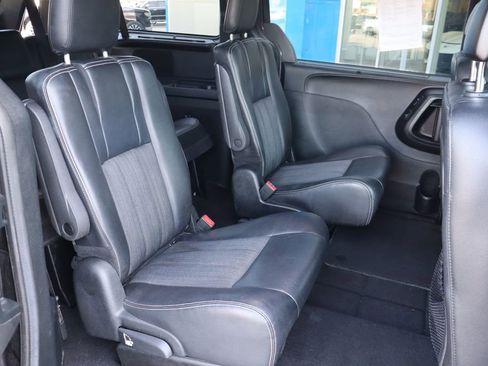 Used 2015 Chrysler Town & Country S w/ Driver Convenience Group FWD image 21