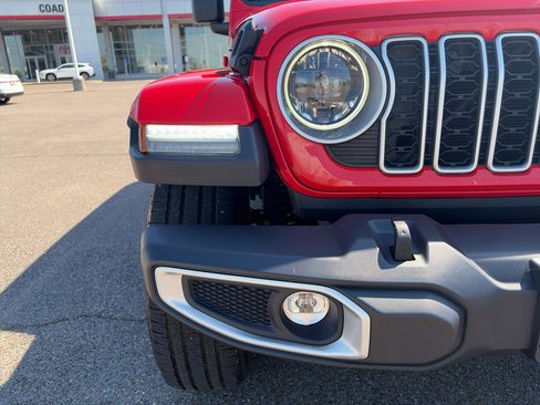 Used 2025 Jeep Wrangler Sahara AWD/4WD image 31