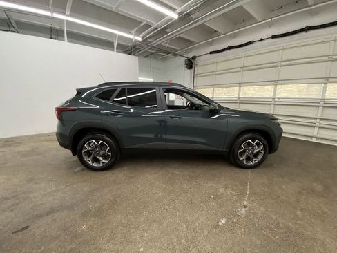 Used 2025 Chevrolet Trax LT w/ Driver Confidence Package image 7