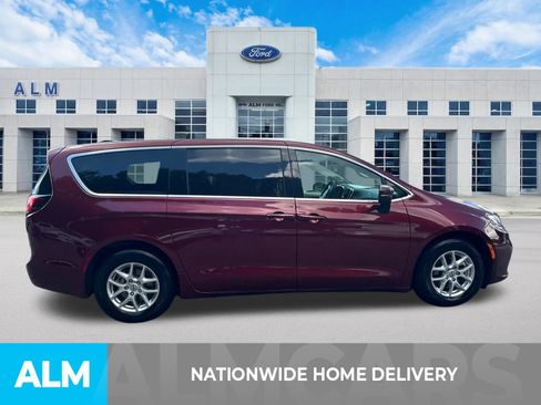 Used 2023 Chrysler Pacifica Touring-L FWD image 4