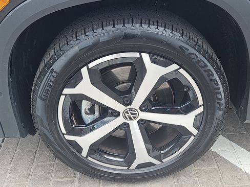 Certified 2026 Volkswagen Tiguan SE AWD/4WD image 5