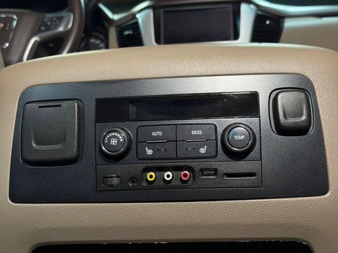 Used 2015 GMC Yukon XL SLT AWD/4WD image 32
