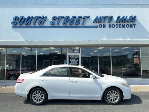 Used 2011 Toyota Camry XLE w/ SE/XLE Extra-Value Pkg FWD image 1