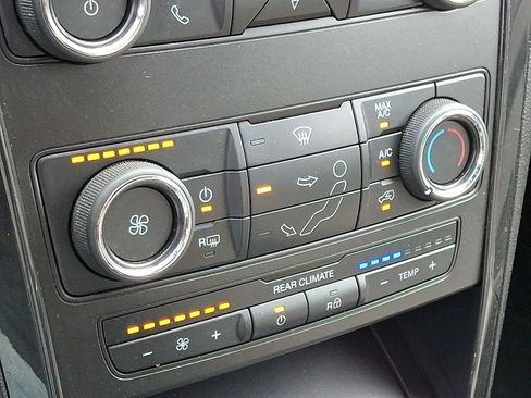 Used 2018 Ford Explorer XLT AWD/4WD image 16