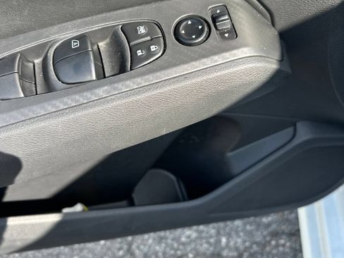 Used 2024 Nissan Altima 2.5 SV FWD image 8